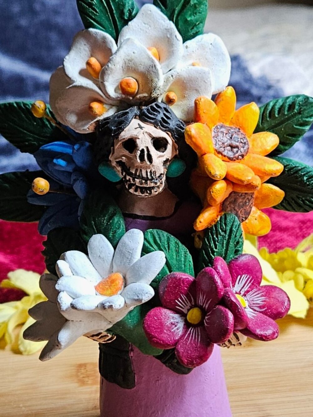 VINTAGE OAXACAN MUERTOS FLOWER SELLER CLAY AND WIRE SCULPTURE SIGNED BY ARTIST